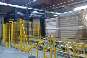 Automatic pallet transport systems together with a wrapper with a spinning arm and a strapping machi