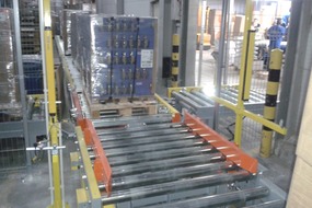 Pallet transport system with a ring wrapper 