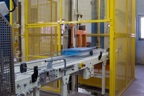 2005. Single-pillar vertical conveyor