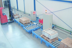 2005. Pallet transport system with driven trolleys