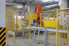 2007. Pallet transport system with a robot