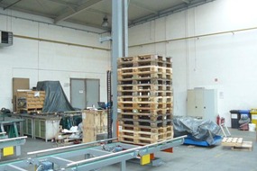 2013. Pallet transport system with a single-column vertical conveyor
