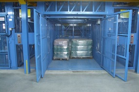 An automotive wholesaler provided with PROMAG goods lifts
