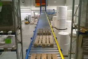 2015. Pallet transport system with a vertical conveyor