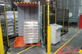 Pallet exchange device and vertical conveyor in a bakery