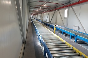 Overpass with horizontal and vertical conveyor system for pallet transport
